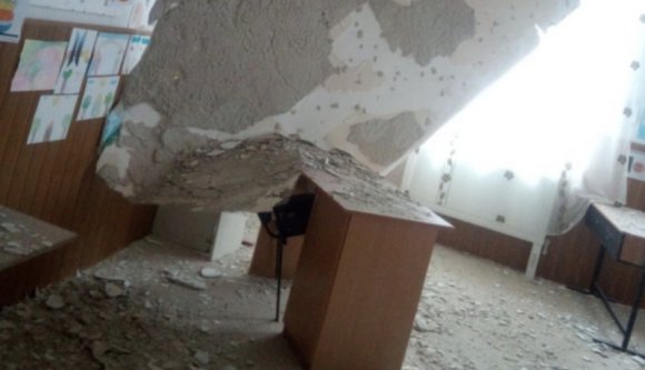 Hír a jól végzett munka országából: leszakadt a plafon a felújított iskola egyik osztálytermében