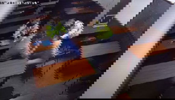 Úgy tűnik, az egyik bukaresti rendőrőrsön bevett gyakorlatnak számított, hogy bucira verjék, akinek nem tetszett az arca