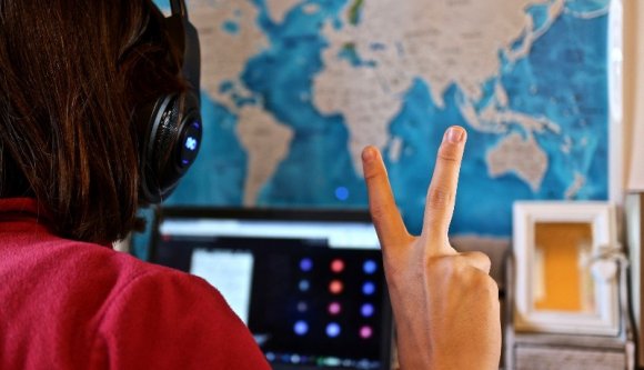 Pornóval és manelével háborgatják az online órákat egy kolozsvári iskolában (is)