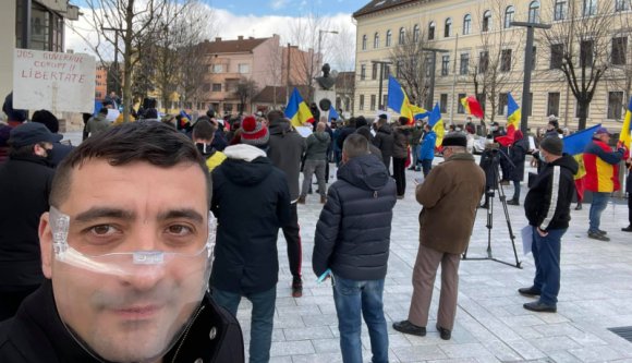 Kolozsváron, Brassóban és más városokban tüntetnek a járványszigor ellen