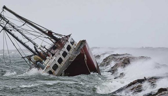 Hullámsírba merült egy hajó a román partoknál