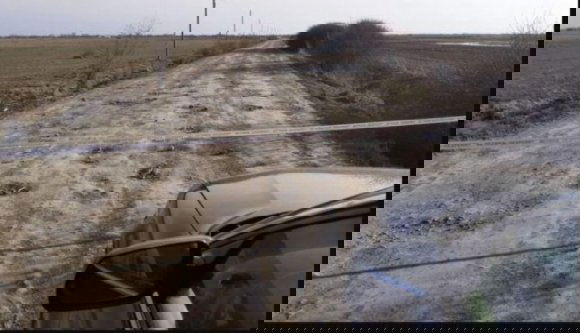 Hiába várták az útjavítást, krumplit és hagymát ültettek a kátyúkba, fel is avatták