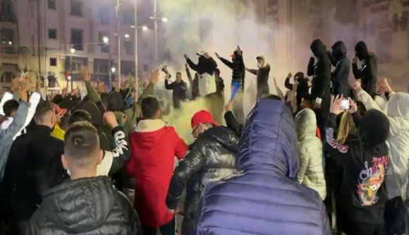 Randalírozás helyett a tüntetők ezúttal beérték Arafat portréinak elégetésével