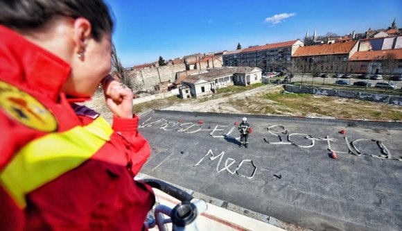 El kell olvadni: így kérte meg a párja kezét egy romantikus bánsági tűzoltó