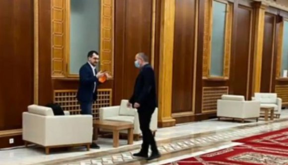 Ejnye, maszk nélkül sétáló egészségügyi miniszter úr, hát így kell példát mutatni?