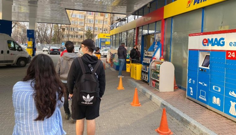 Bezárt a bolt? Sebaj, irány a benzinkút! – éppen a csoportosulást korlátozó intézkedés okozott csoportosulást