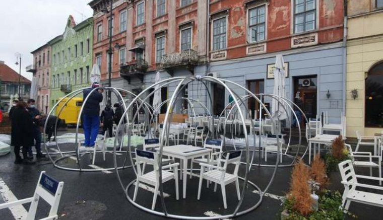 Na és, ha Temesváron karantén van? Akkor a temesváriak Aradra járnak vendéglőbe meg konditerembe