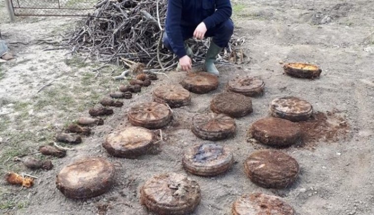Egy kisebb csatához elegendő bombaarzenált talált a kertjében egy falusi asszony