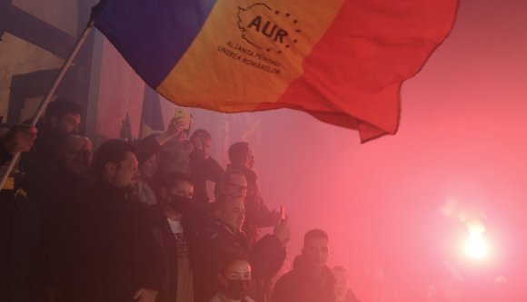 Míg a kormánypártok egymással izmoznak, az AUR a harmadik legtámogatottabb párt lett Romániában