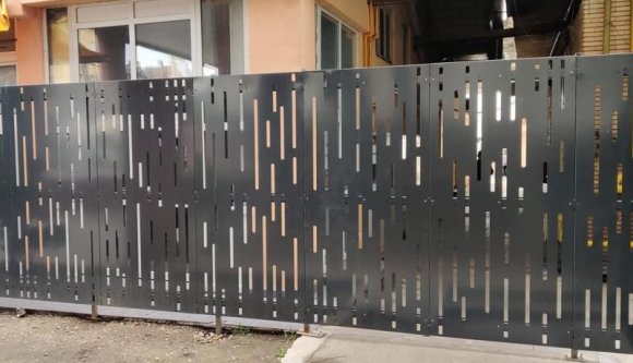 Kis kolozsvári abszurd: illegális kerítés épült az illegális hotel mellett