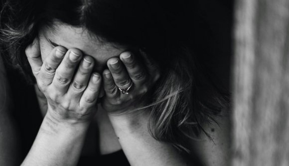 Nyomkövetőt kaphat a csuklójára, aki ellen távoltartási végzés van érvényben