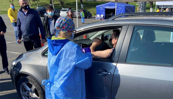 „Két Pfizer lesz, köszi!” – így lehet oltást kapni a saját autónkban ülve (VIDEÓVAL)