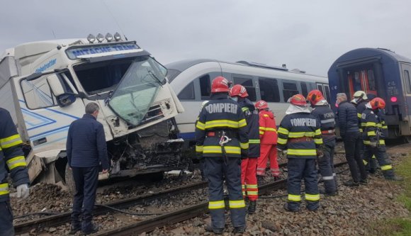 Bizarr baleset: személyvonattal ütközött egy kamion, majd egy másik vonat is elsodorta (VIDEÓval)