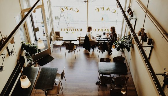 Komoly lépéselőnybe kerülnek azok a vendéglátóhelyek, ahol oltva van a személyzet