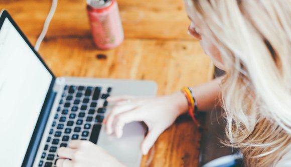 Szánalmasan kevés önkormányzat van jelen az állami online ügyintézőn, ezért a kormány büntetne