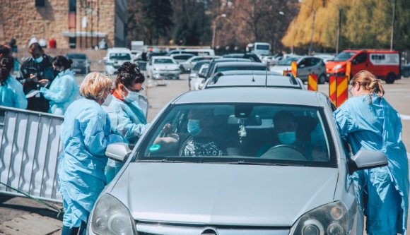 Figyelem! Gyalog, bringával, hajóval, rollerrel, helikopterrel senki ne menjen az autós oltóponthoz