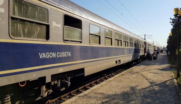 Ha már az utazási időt nem tudja csökkenteni, a nappali járatokhoz is hálókocsikat csatol a román vasúttársaság