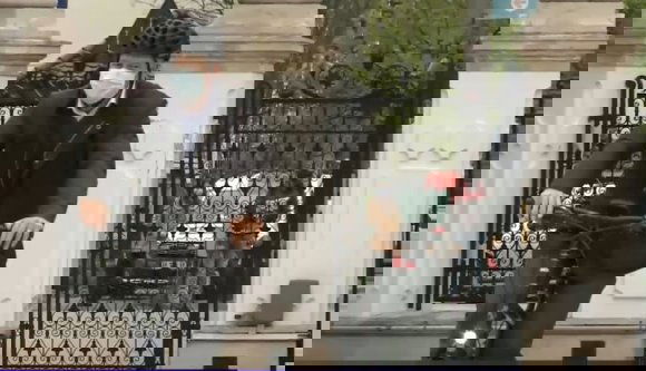 Már hallhatta Iohannist boldog hüzsvétot kívánni magyarul, most láthatja biciklizni is (VIDEÓval)