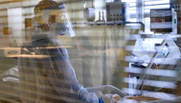 Megdőlt egy újabb járványrekord: még soha nem volt ennyi súlyos beteg a kórházakban