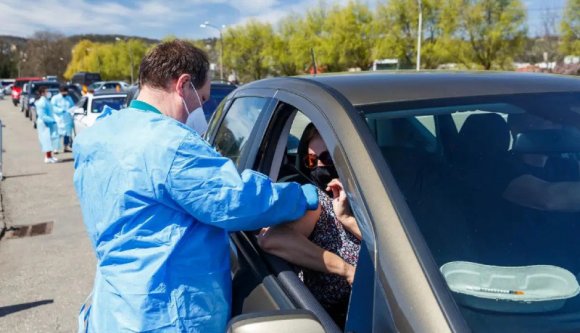 Kolozsváron is szintet lépett az oltási láz: az autós oltópont környékén már most akadozik a forgalom (Frissítve)