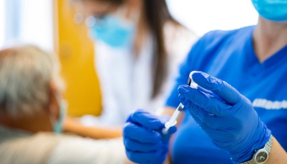 Előjegyzés nélküli oltási kampánnyal tennék jóvá a soron kívüli oltások botrányát a katonai kórházakban