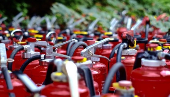 Több tucat iskola és kórház bármikor kigyulladhat, mert egy tűzvédelmi cég nem végzi a munkáját