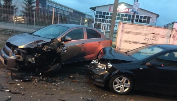 A hónap idiótája talajrészegen, bedrogozva tört össze tizenkét autót Brassóban