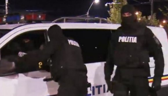 Láncfűrésszel, kőzáporral fogadták a rendőröket egy szatmári faluban, lövések is eldördültek (VIDEÓval)