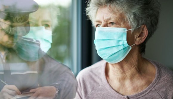 Megbírságolták, mert szemüvegtörlés közben letolta a maszkját – pert nyert a rendőrség ellen