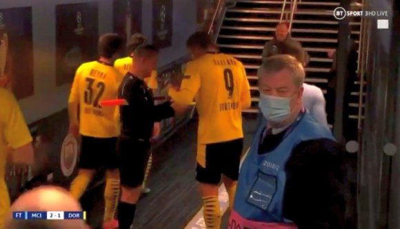 Megint románbíróztak egy jóízűt, pedig a nagyváradi partjelző nemes céllal kért aláírást Haalandtól a BL-meccsen