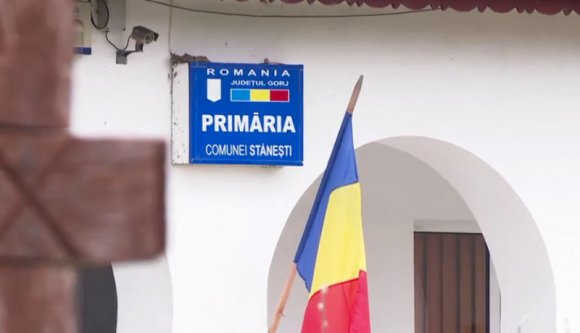 Megszüntették a posztját, de nem szóltak neki, így még három évig bejárt dolgozni, és még béremelést is kapott