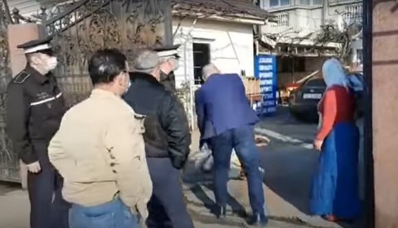 Kidobta a szemetét a közterületre, ám jöttek a zsaruk és visszatalicskázták az udvarára (VIDEÓval)