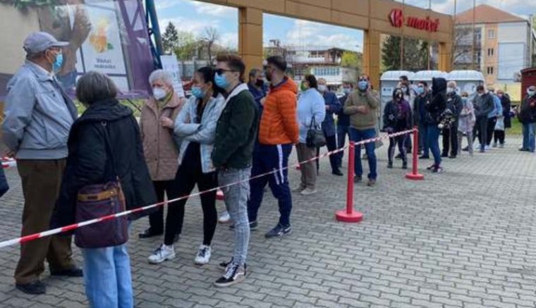 Kígyózó sorokkal indult a háromnapos oltakozási „fesztivál” Temesváron