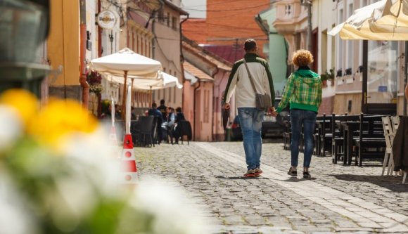 Bonthatjuk a pezsgőt: megszabadulunk a kültéri maszkviseléstől, szabad az éjszakai csavargás