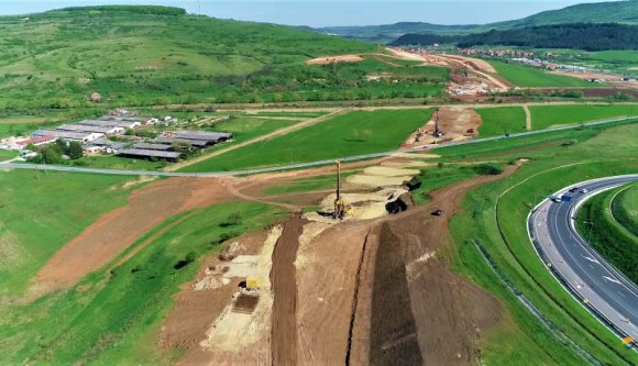 Ilyen látványos a haladás az észak-erdélyi autópálya most épülő szakaszán a munkálatok februári kezdete óta (VIDEÓval)