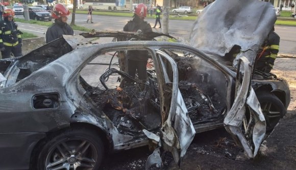 Kigyulladt, majd felrobbant egy luxusautó, egy aradi vállalkozó életét vesztette (VIDEÓval)