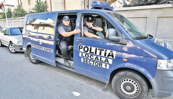 És akkor a rendőr bepanaszolta a feletteseit, amiért arra kötelezték, hogy egyenruhát viseljen