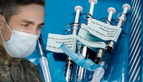 Továbbra sincs tervben a vakcinák kötelezővé tétele, de az oltáskampányon sürgősen változtatni akarnak