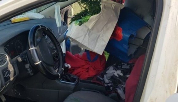 Mint a filmekben: cserepes vadkenderrel telerakott autóval, jogsi nélkül menekült a rendőrök elől