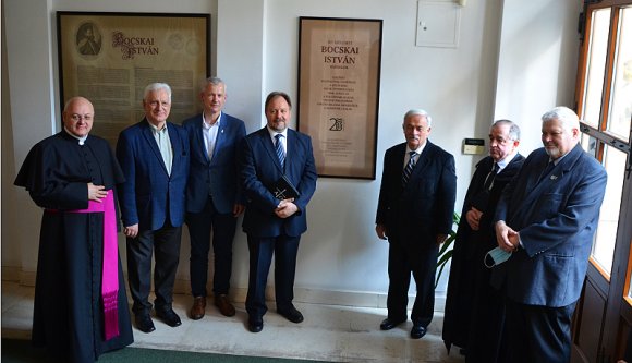 Visszakerült a helyére Kolozsvárott a két világháború között szőrén-szálán eltűnt Bocskai-emléktábla