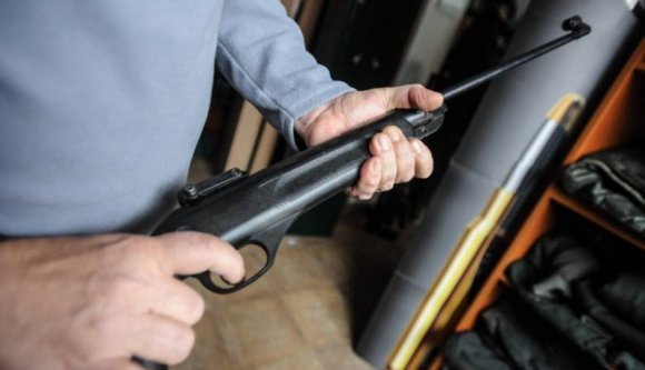 Véletlenül halálra sebezte kisöccsét egy 8 éves gyerek, aki egy légpuskával játszott