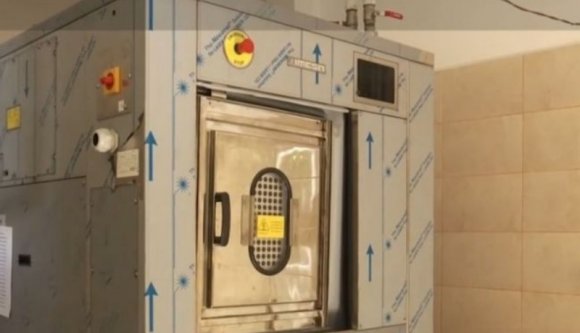 Egy romániai kórházban olyan menő mosógépet vásároltak rengeteg pénzért, hogy még a konnektorba sem lehet bedugni