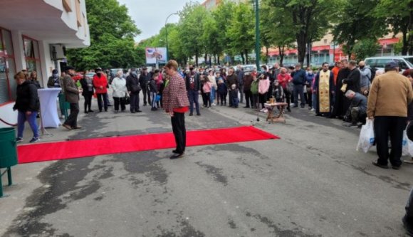 Arányérzékből jeles: vörös szőnyeggel, pezsgővel és ortodox papokkal avattak fel egy szerencsétlen felújított postahivatalt