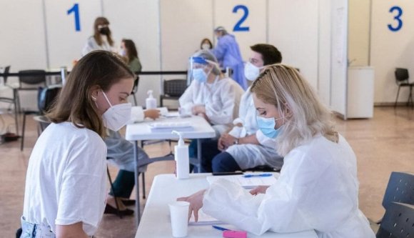 Közel kétszázezer diák már kapott vakcinát, az oltakozási kedv azonban tovább csökken az országban