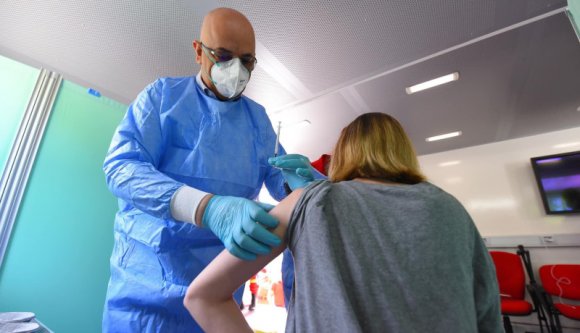 Van, aki azért változtatta meg az oltásokkal kapcsolatos véleményét, mert a beoltottak számához kötötték a lazításokat