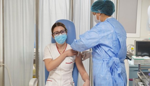 A szakemberek nem tétováznak: az egészségügyi dolgozók majdnem 90 százaléka már beoltatta magát