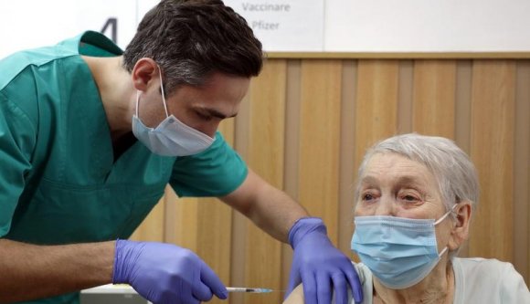 Bár ők a legveszélyeztetettebbek, nagyon nem akarják beoltatni magukat az idősek Romániában