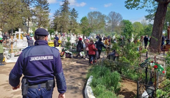 Temetőben sütötték a miccset és a flekkent, de a rendőrség elvette az étvágyukat