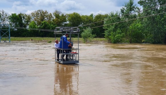 És akkor a Bihar megyei prefektus szépen felöltözve, páholyból tekintette meg az árvizet (VIDEÓval)