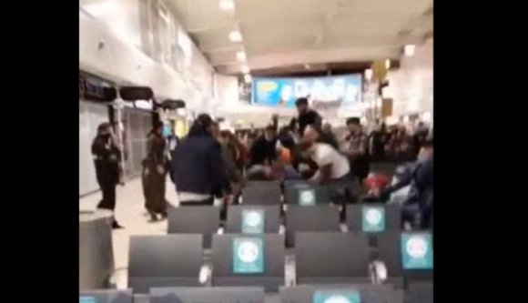 Önfeledt tömegverekedéssel öregbítették a románok hírnevét egy brit reptéren egy romániai csoport tagjai